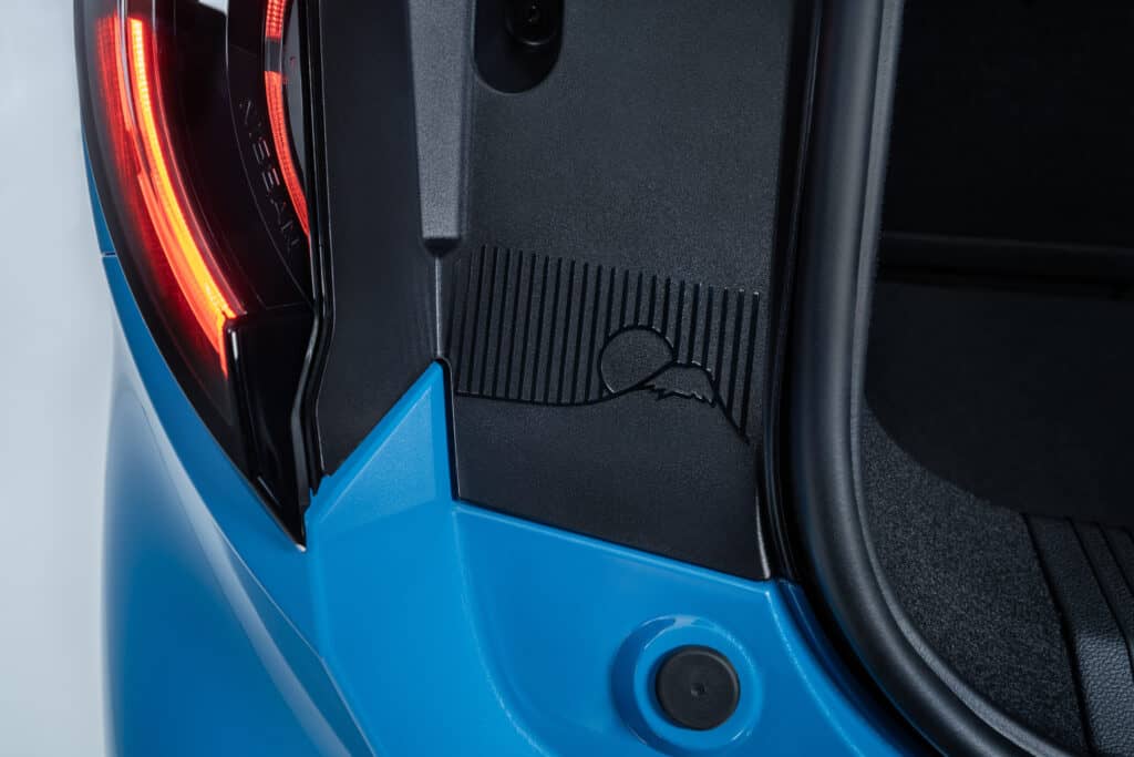 Mount Fiji design in the inserts of trunk door